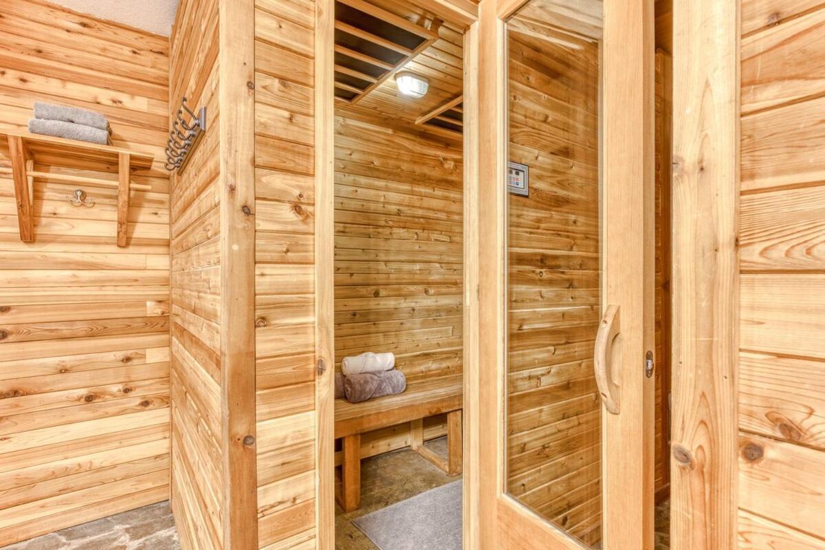 Great Blue Lodge - Spacious Ski Lodge, Hot Tub, Sauna, Game Room & More ガバメント・キャンプ エクステリア 写真