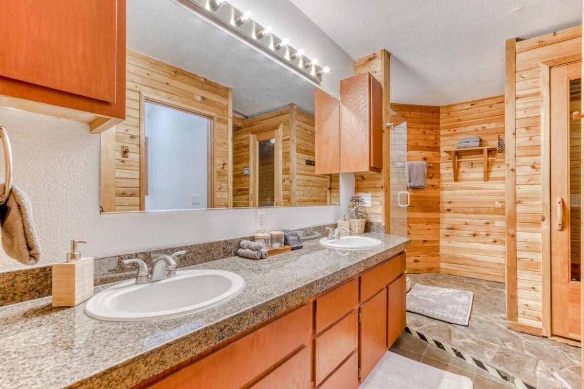 Great Blue Lodge - Spacious Ski Lodge, Hot Tub, Sauna, Game Room & More ガバメント・キャンプ エクステリア 写真