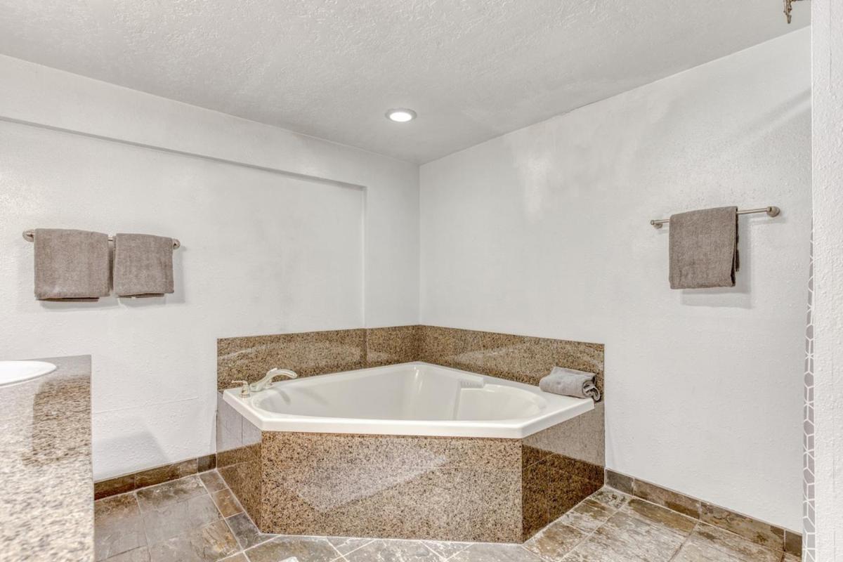 Great Blue Lodge - Spacious Ski Lodge, Hot Tub, Sauna, Game Room & More ガバメント・キャンプ エクステリア 写真